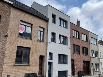 Voorgevel-gevelrenovatie-te-oostende-erna-isoboost-linkerzijaanzicht-scaled.jpg