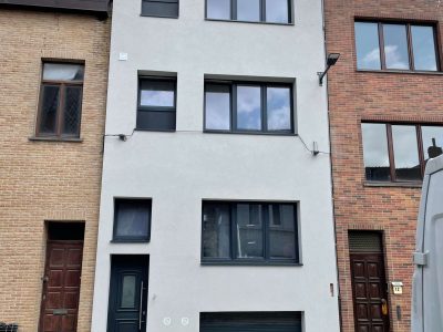 Voorgevel-gevelrenovatie-te-oostende-erna-isoboost-vooraanzicht-scaled.jpg