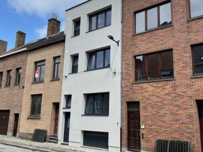 Voorgevel-gevelrenovatie-te-oostende-erna-isoboost-zijaanzicht-scaled.jpg