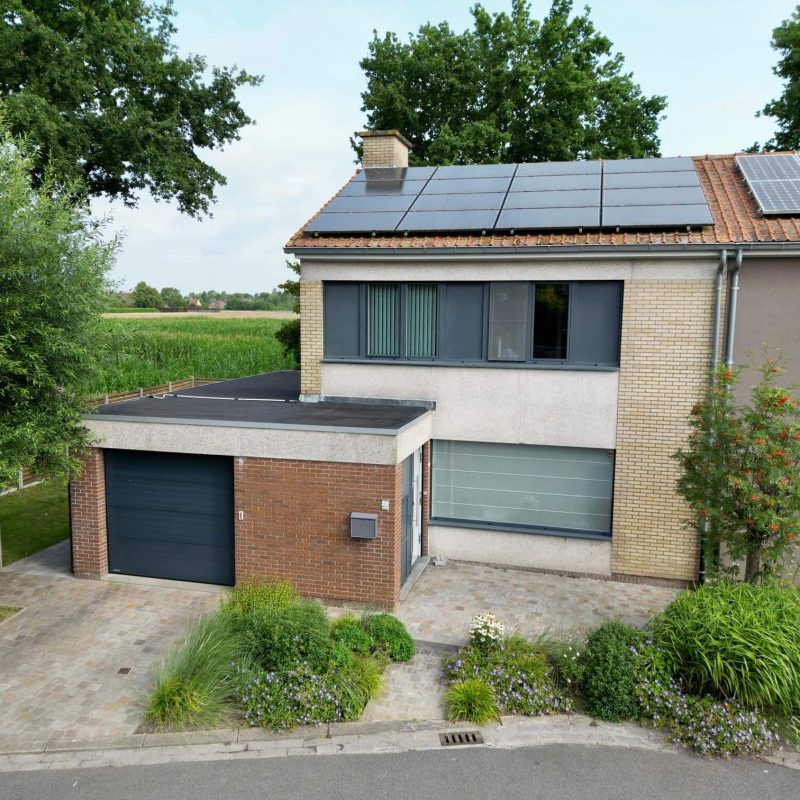 gevelrenovatie-beernem-wit-facade-isoboost-vooraanzicht-ervoor.jpg