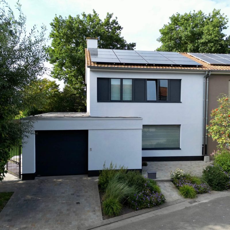 gevelrenovatie-beernem-wit-facade-isoboost-vooraanzicht.jpg
