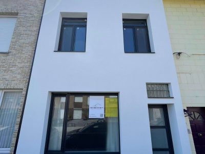 gevelrenovatie-de-haan-wit-facade-isoboost-vooraan-scaled.jpg