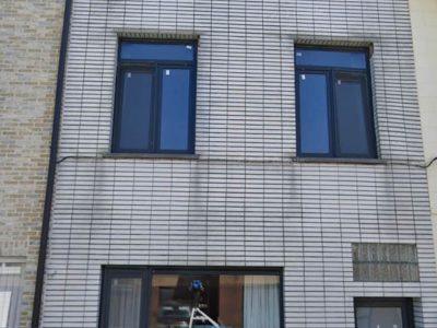 gevelrenovatie-de-haan-wit-facade-isoboost-vooraanzicht-ervoor.jpg