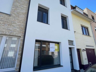 gevelrenovatie-de-haan-wit-facade-isoboost-vooraanzicht-scaled.jpg