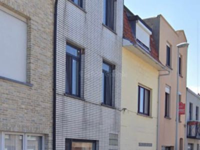gevelrenovatie-de-haan-wit-facade-isoboost-zijaanzicht-ervoor.jpg