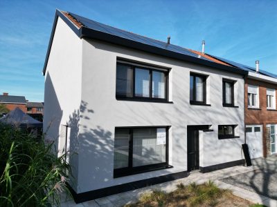 gevelrenovatie-te-wevelgem-door-isoboost-zijaanzicht-scaled.jpg