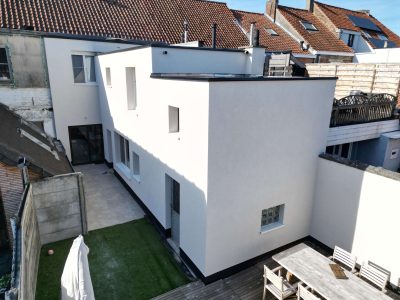 voorgevel-erna-harelbeke-isoboost-gevelrenovatie-zijaanzicht-scaled.jpg