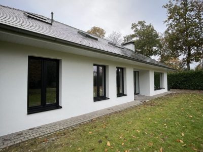 voorgevel-gevelrenovatie-wit-wetteren-gevelexperts-isoboost-e1706190841634.jpg