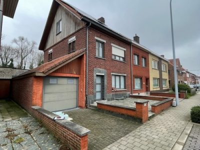 voorgevel-harelbeke-gevelrenovatie-ervoor-isoboost.jpg